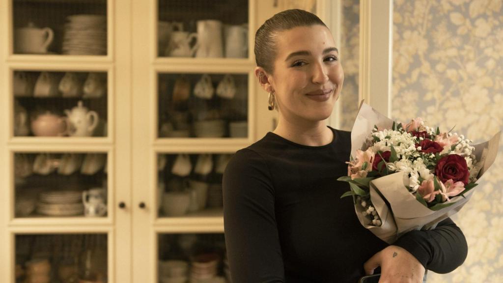Alba Díaz con un bonito ramo de flores.