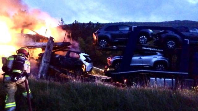 Un camión cargado de vehículos eléctricos ha ardido este martes en la provincia de Soria