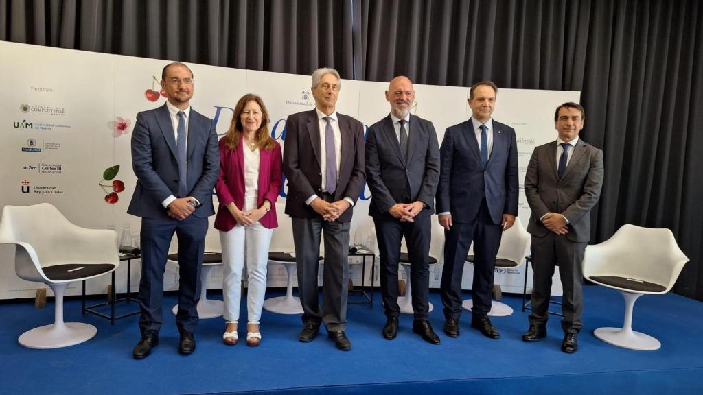 Los rectores de las seis universidades públicas de la Comunidad de Madrid (de izquierda a derecha) Ángel Arias, de la Carlos III; Amaya Mendikoetxea, de la Autónoma; José Vicente Saz, de la de Alcalá; Joaquín Goyache, de la Complutense; Óscar García, de la Politécnica, y Abraham Duarte, de la Rey Juan Carlos, en el debate Desayunos Alcalá este martes.