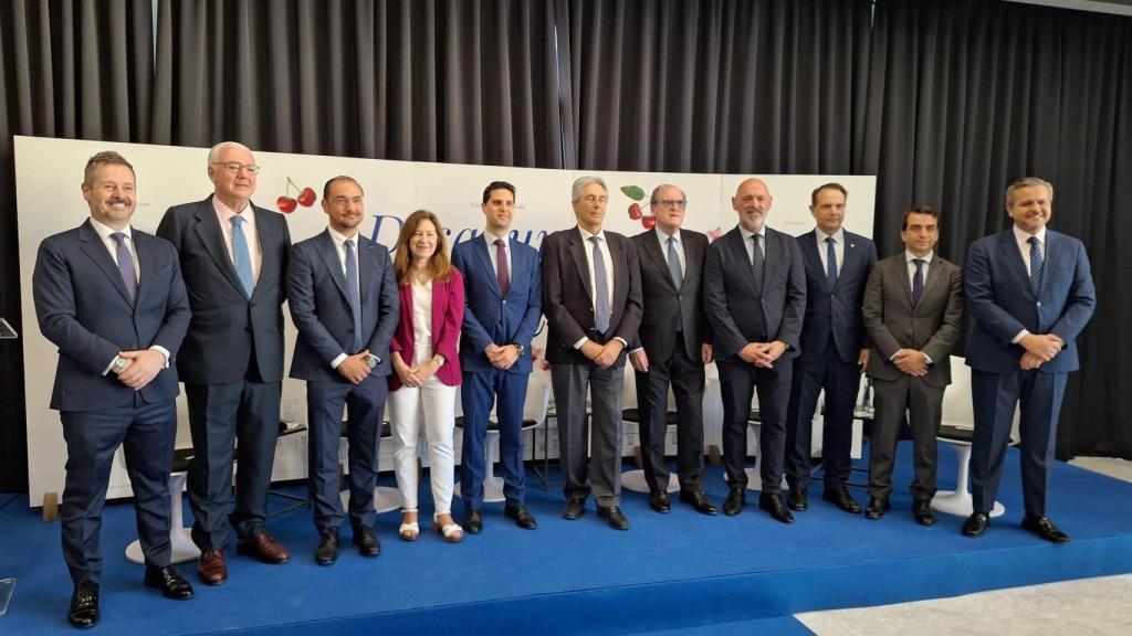Los seis rectores de las universidades públicas junto a los consejeros de Educación, Emilio Viciana; Vivienda, Jorge Rodrigo, y Cultura, Mariano de Paco, de la Comunidad y el defensor del Pueblo, Ángel Gabilondo.