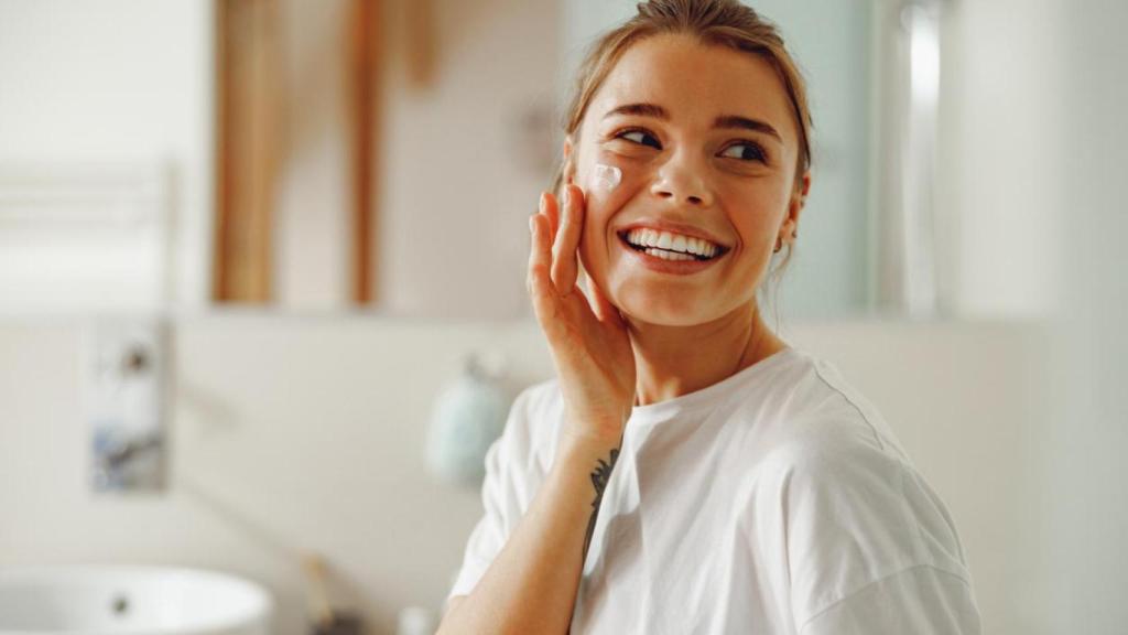 Adaptar la rutina de cuidado facial a las diferentes estaciones garantiza una piel en equilibrio y sana.