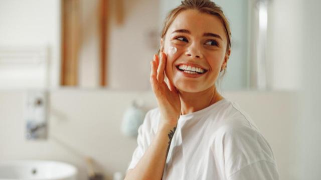 Adaptar la rutina de cuidado facial a las diferentes estaciones garantiza una piel en equilibrio y sana.