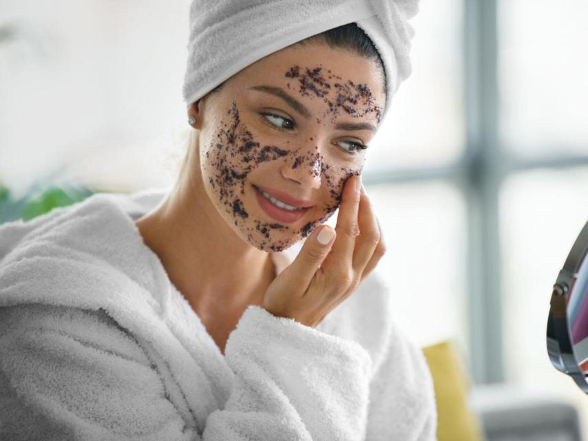 Exfoliar el rostro oxigena las células.
