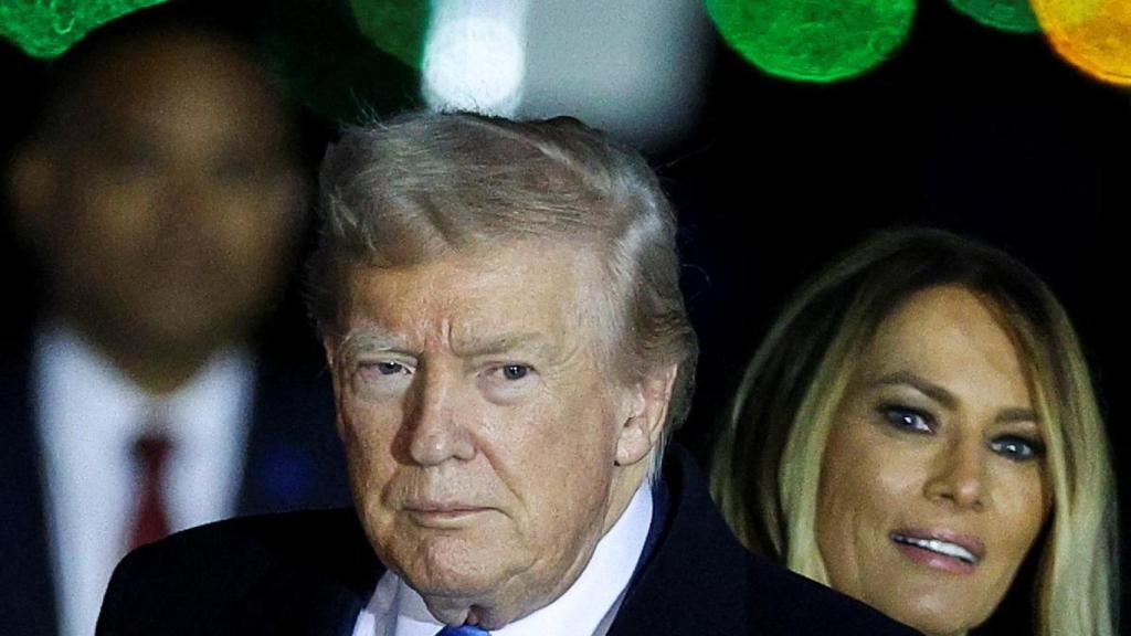 El presidente de Estados Unidos, Donald Trump, y la primera dama, Melania Trump, llegan al aeropuerto de Fiumicino para asistir al funeral del papa Francisco, cerca de Roma, Italia, el 25 de abril de 2025.