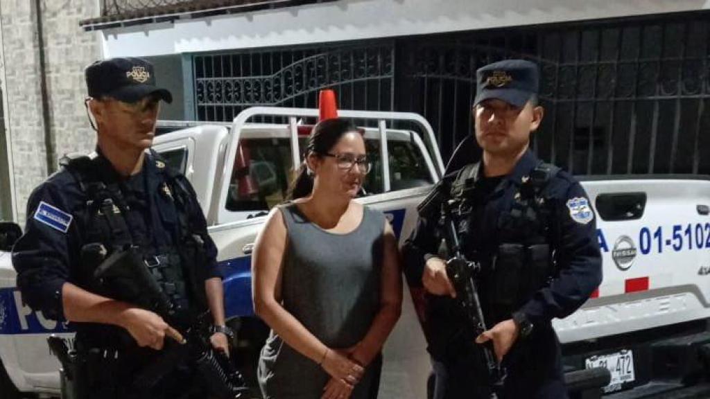 Ruth López, directora de justicia de Cristosal, fue arrestada por presunto peculado durante su etapa como funcionaria pública, según informó la Fiscalía de El Salvador. La detención ocurrió en un lugar no revelado.