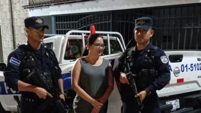 Ruth López, directora de justicia de Cristosal, fue arrestada por presunto peculado durante su etapa como funcionaria pública, según informó la Fiscalía de El Salvador. La detención ocurrió en un lugar no revelado.