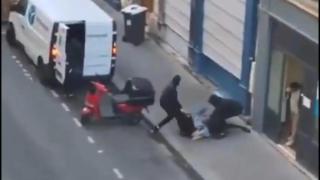Momento en el que los secuestradores intentan arrastrar a la mujer hasta la furgoneta en las calles de París.