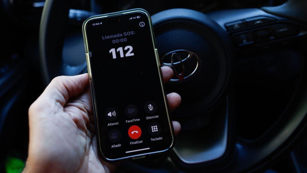 Una persona llamando al 112 con su móvil.