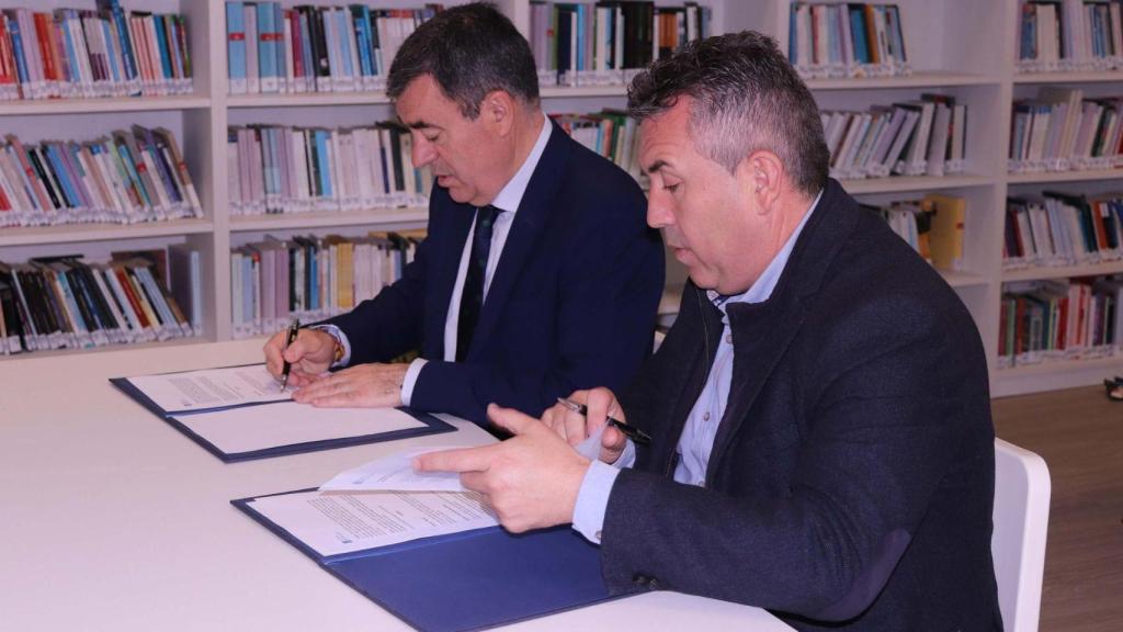 El conselleiro de Educación, Román Rodríguez, y el alcalde de Brión, Pablo Lago.