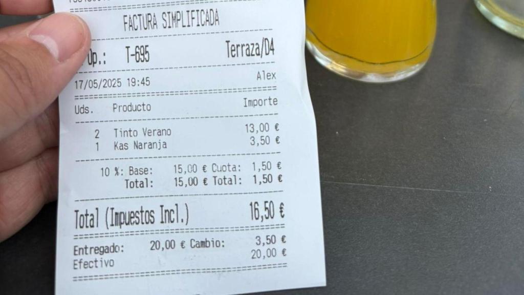 La factura viral en una terraza de Santiago.