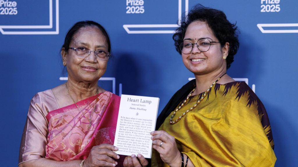 La escritora Banu Mushtaq y la traductora Deepa Bhasti este martes en Londres tras ganar el Premio Booker Internacional.