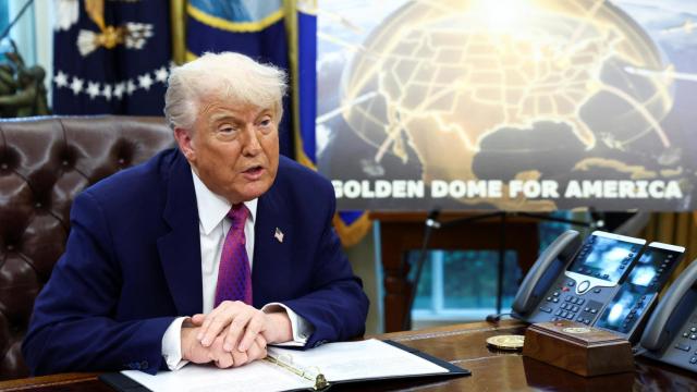 Donald Trump en el Despacho Oval presentando el programa 'Cúpula Dorada'.