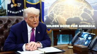 Donald Trump en el Despacho Oval presentando el programa 'Cúpula Dorada'.