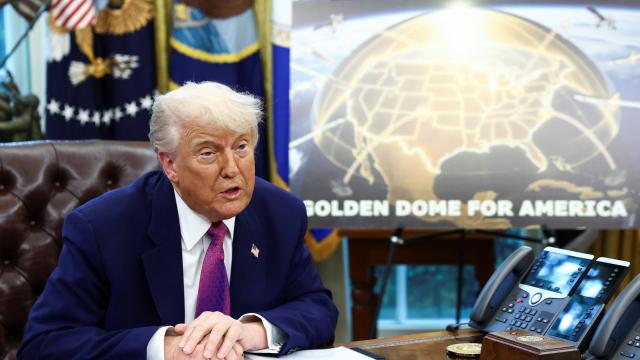 Donald Trump en el Despacho Oval presentando el programa 'Cúpula Dorada'.