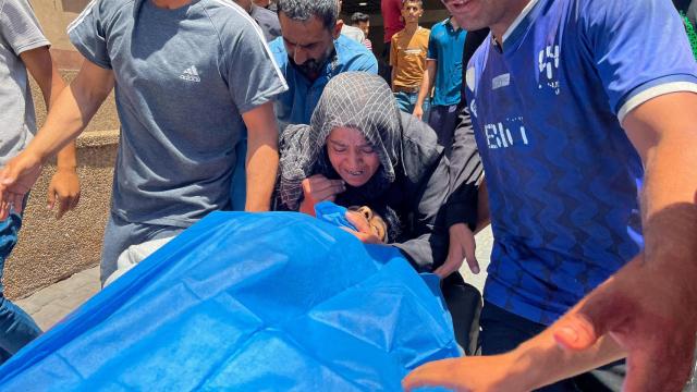 El cuerpo de un palestino muerto en un ataque israelí en el sur de Gaza.