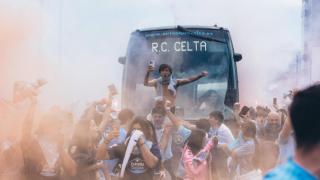 Recibimiento del autobús ante el Rayo.