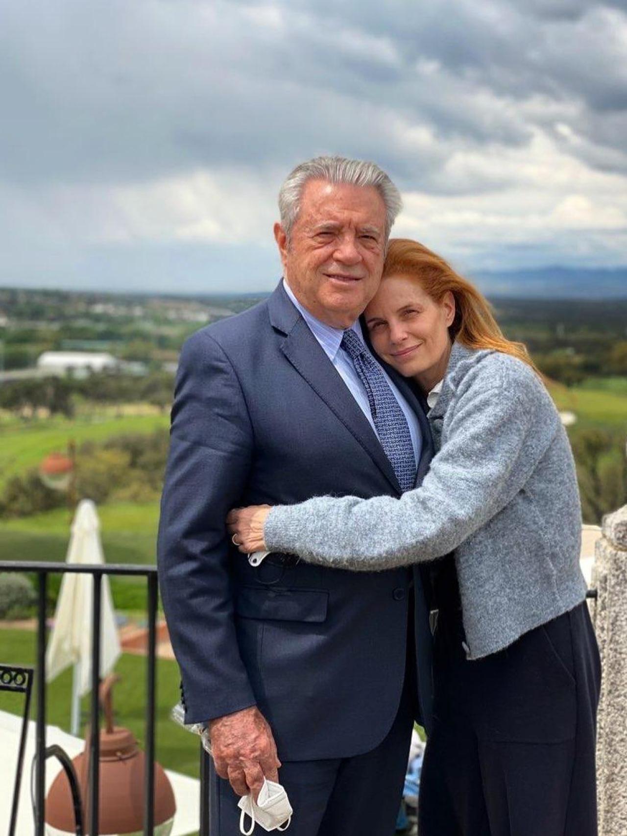 Olivia de Borbón, con su padre, Francisco de Borbón y Escasany, en una imagen de las redes sociales.