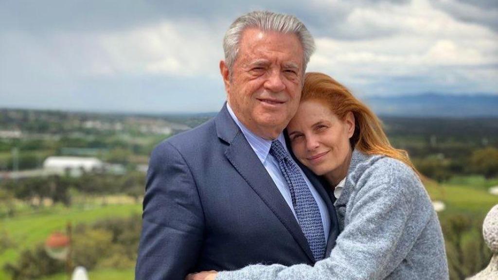Olivia de Borbón, con su padre, Francisco de Borbón y Escasany, en una imagen de las redes sociales.