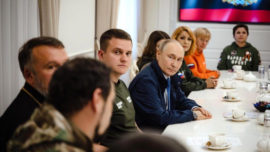 Vladímir Putin durante su visita a Kursk tras la liberación de la región.