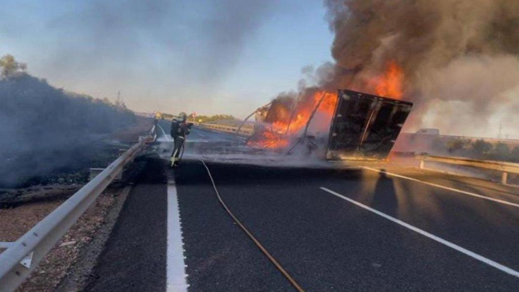Camión ardiendo en la A-43. Foto: SCIS Ciudad Real.