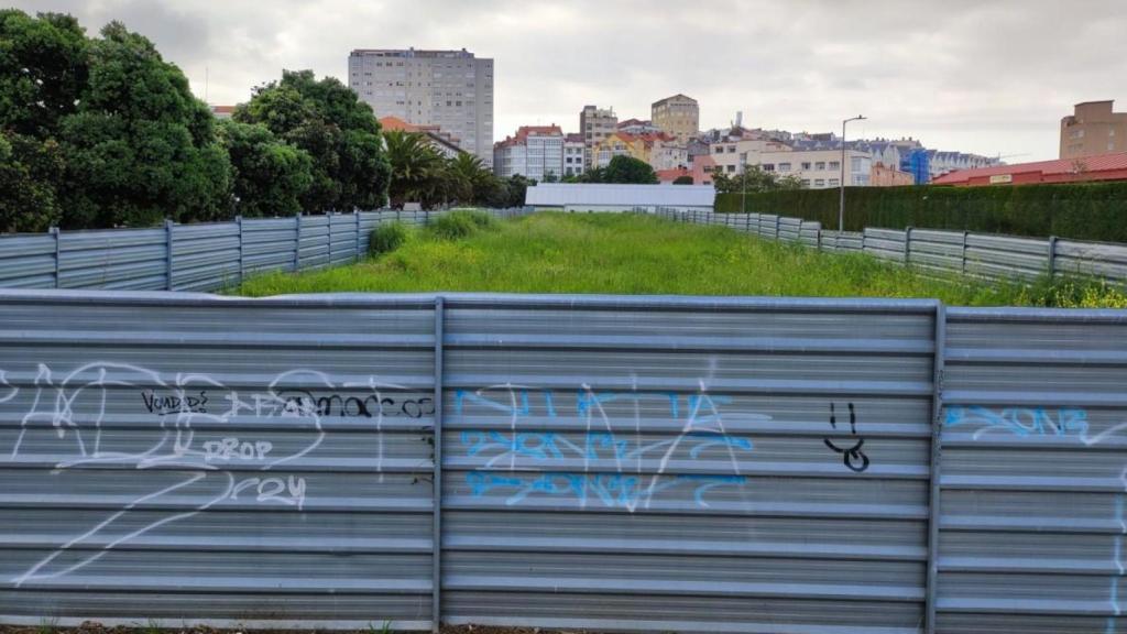 Parcela rectangular de Defensa en A Maestranza junto a la Hípica de A Coruña.