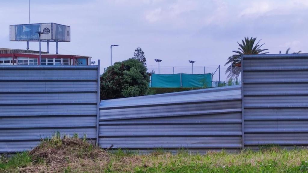 Destrozo en una parte de la valla que rodea una de las parcelas de la empresa en A Maestranza, con la Hípica al fondo.