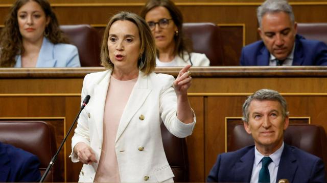 La diputada del PP Cuca Gamarra junto a Feijóo, en la sesión de control al Gobierno de este miércoles.