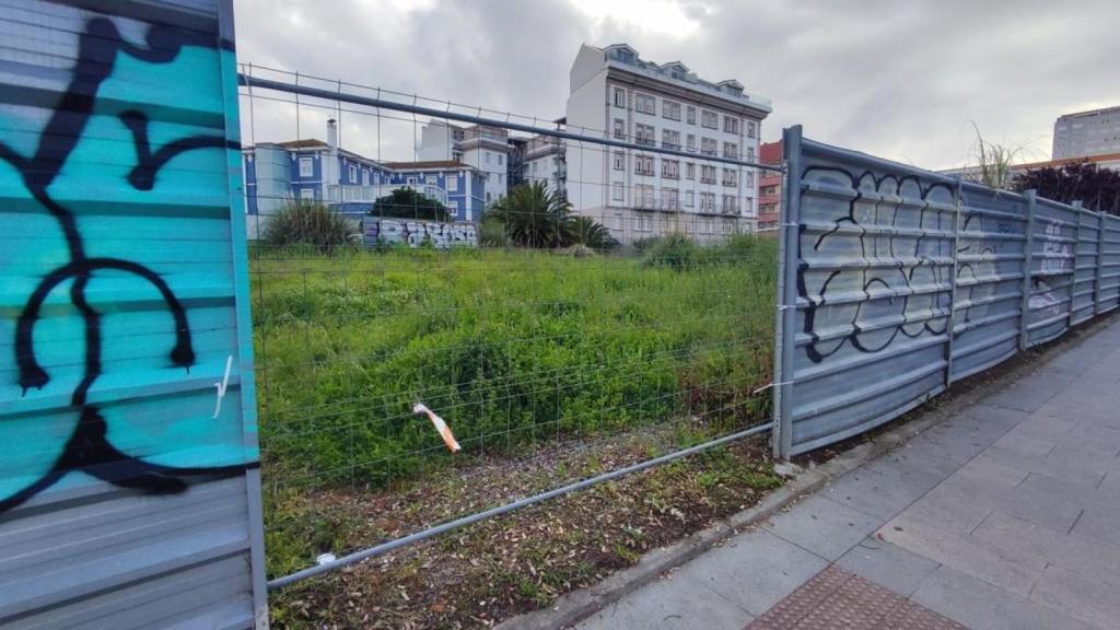 Bloque residencial y la residencia militar junto a una de las fincas valladas de A Maestranza.