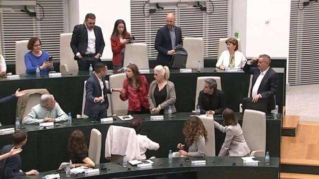 Antonio Giraldo y Andrea Levy de la mano en plena discusión en el Palacio de Cibeles.