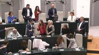 Antonio Giraldo y Andrea Levy de la mano en plena discusión en el Palacio de Cibeles.