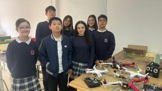 Los alumnos posan con el dron con el que competirán este jueves.