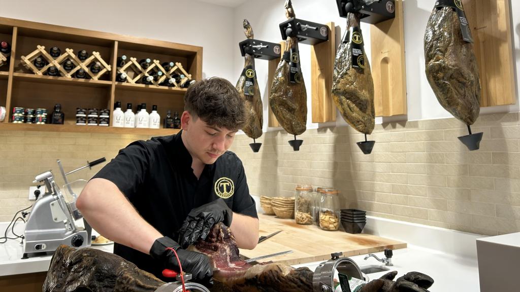 Corte de jamón a mano en Torrentery en Espacio Coruña