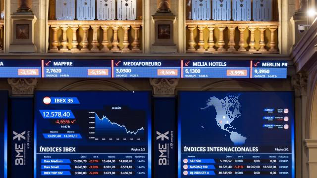 Paneles de cotización en la Bolsa de Madrid.