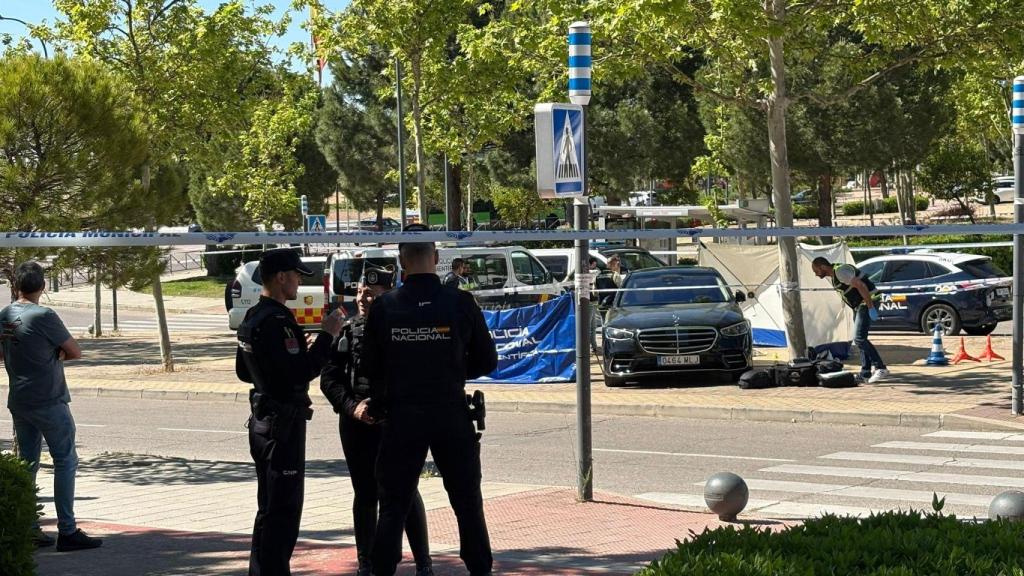El Mercedes donde viajaba Pornov y su cuerpo a las puertas del Colegio Americano.