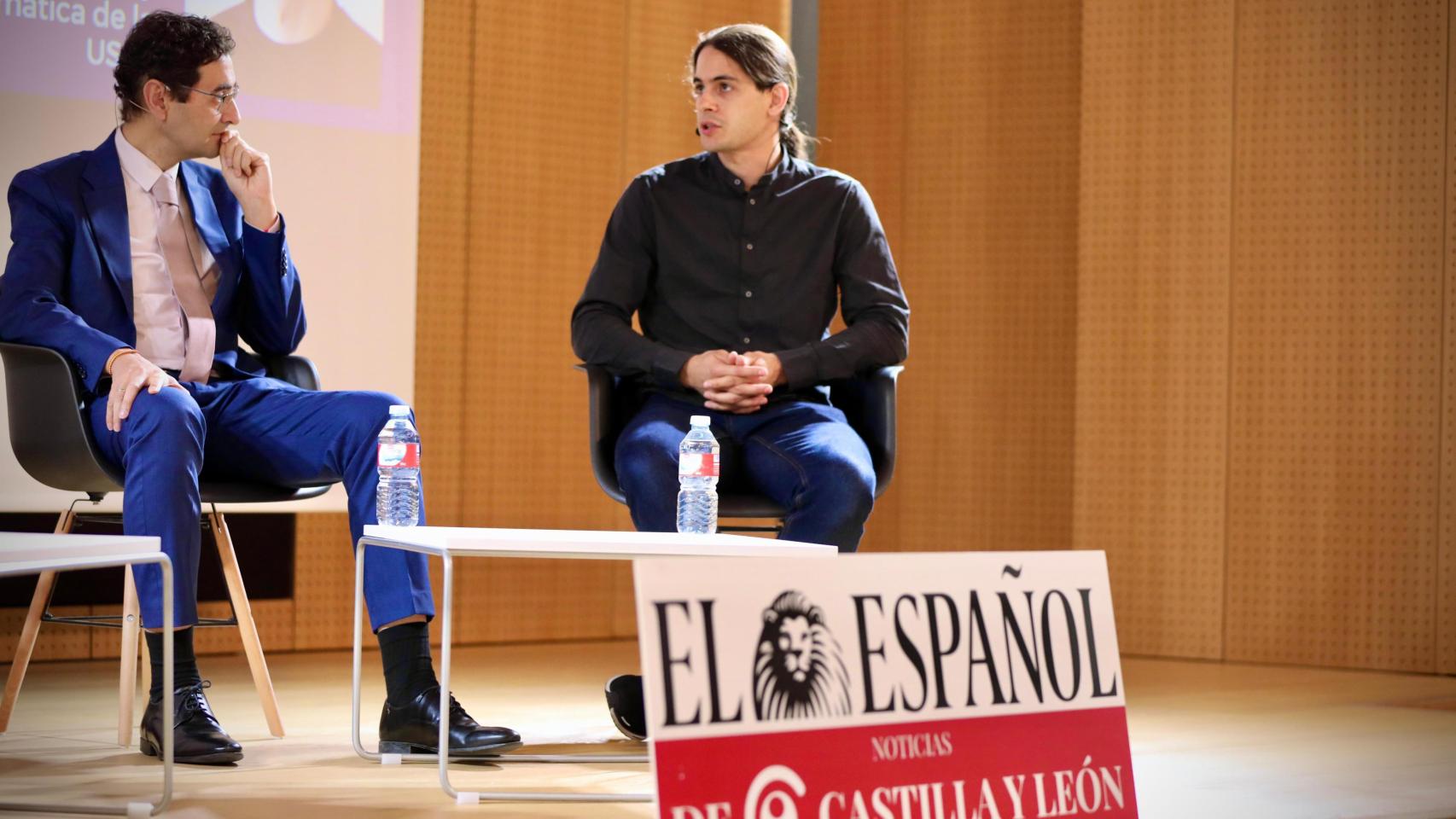 José Miguel Sánchez Llorente, consejero delegado de Cursos Internacionales de la USAL; y Guillermo Hernández González, doctor en Física y Máster en Sistemas Inteligentes. Departamento de Informática y Automática de la USAL en el Foro ‘Salamanca, ciudad del Español’