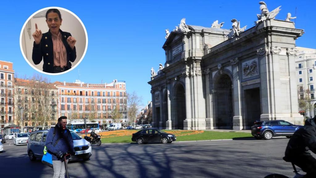 La experta inmobiliaria Erika Casals y la Puerta de Alcalá.