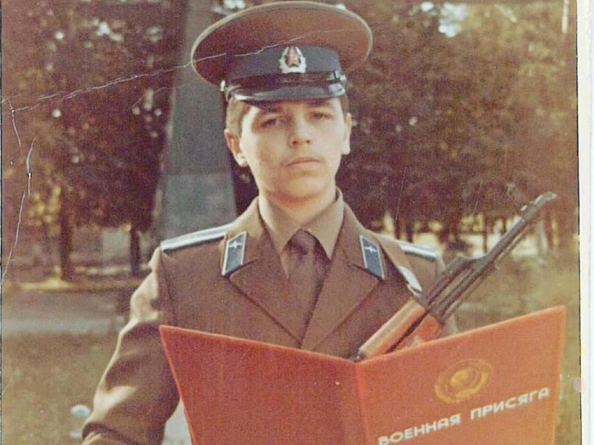 Andrei Portnov, de joven, con vestimenta militar.