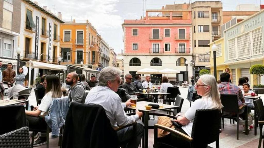 La terraza de la Cervecería Amaranta en la Plaça de la Fruita de Elche.