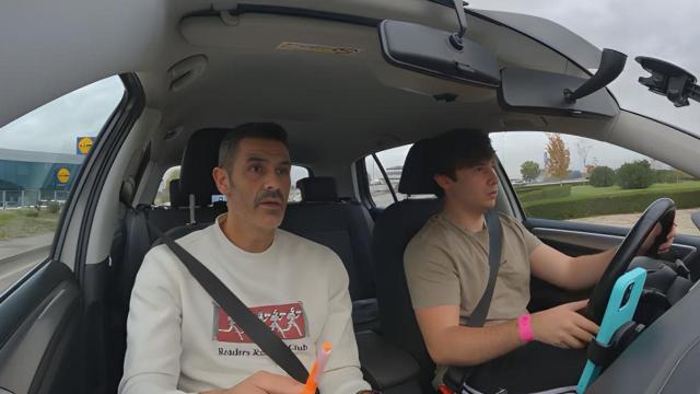 Un alumno con el profesor.