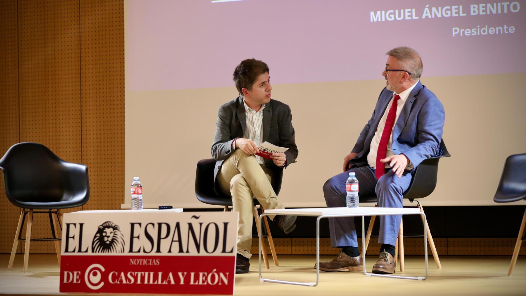 Miguel Ángel Benito Sánchez, presidente de la Asociación de Escuelas de Español en Castilla y León; y el periodista Alvar Salvador en el Foro ‘Salamanca, ciudad del Español’