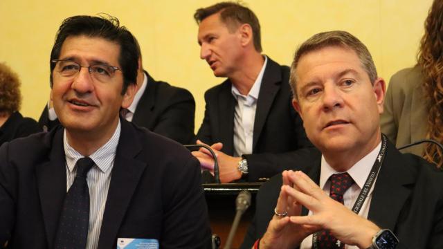 José Manuel Caballero (i) y Emiliano García-Page (d), este miércoles en Venecia.