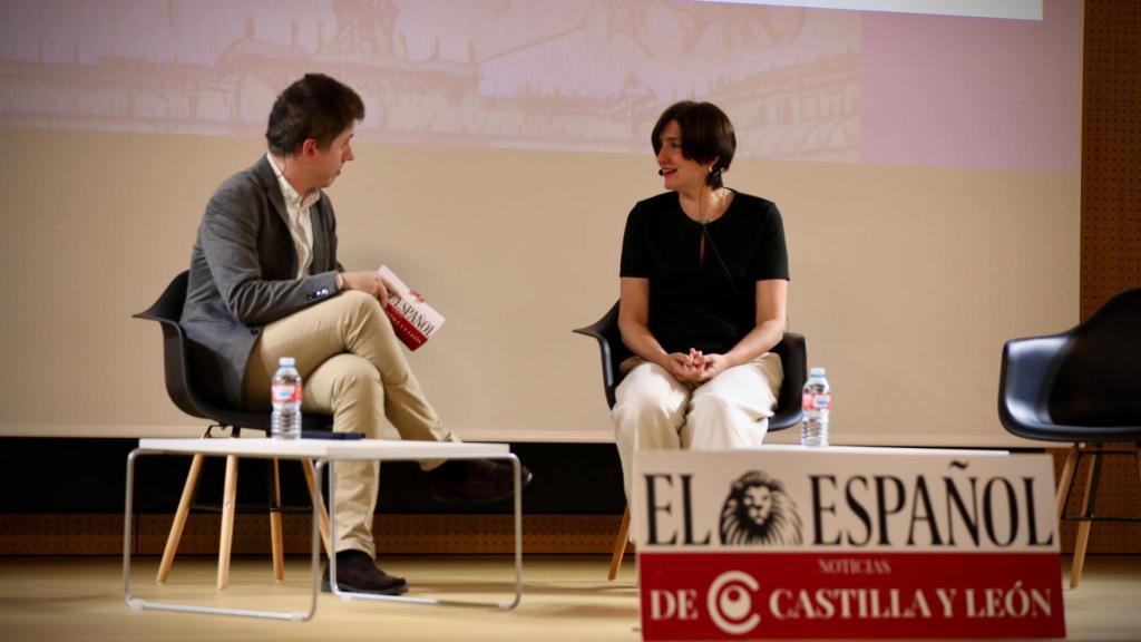 Susana Azpiazu Torres, directora de CIE-USAL, y Alvar Salvador, redactor de El Español-Noticias de Cyl, durante el foro 'Salamanca, ciudad del español