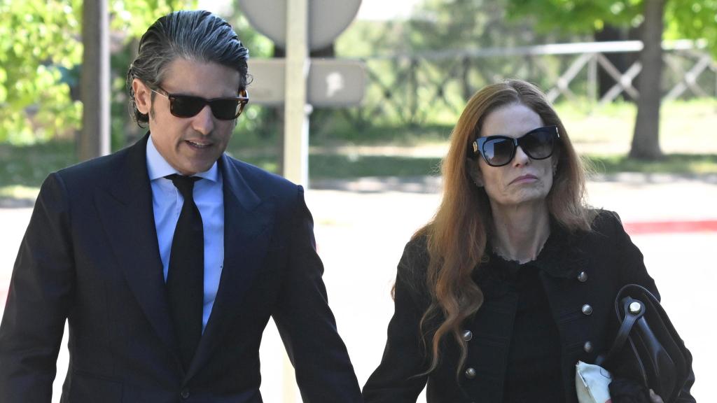 Olivia de Borbón junto a su marido, Julián Porras-Figueroa, llegando al tanatorio, este miércoles, 21 de mayo.