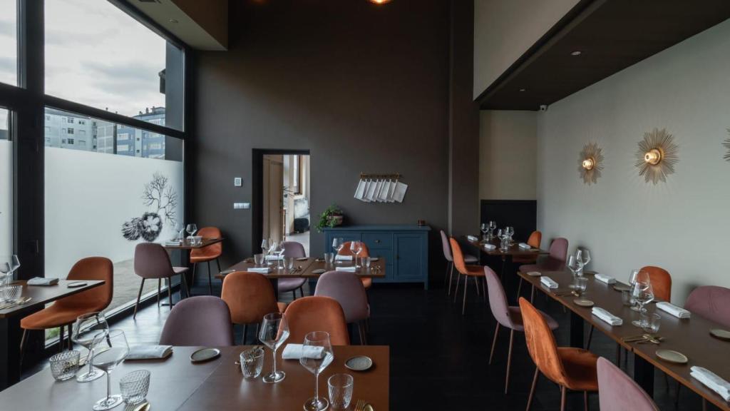 El comedor de Ourizo, que también cuenta con zona de barra.