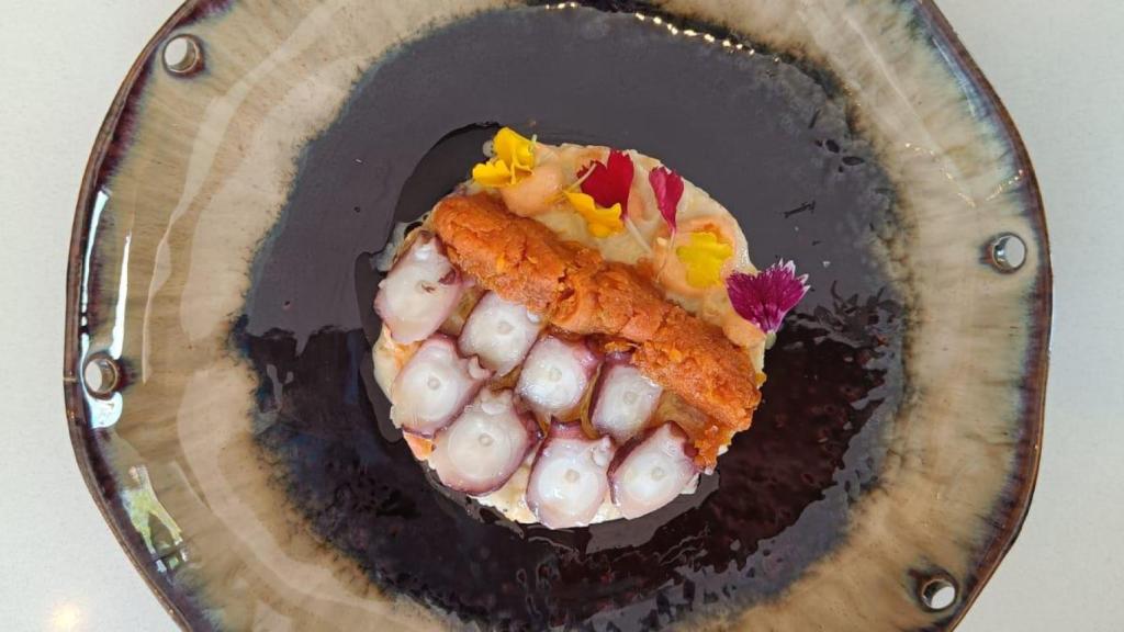 Ensaladilla de pulpo ahumado, uno de los platos más populares en Ourizo.