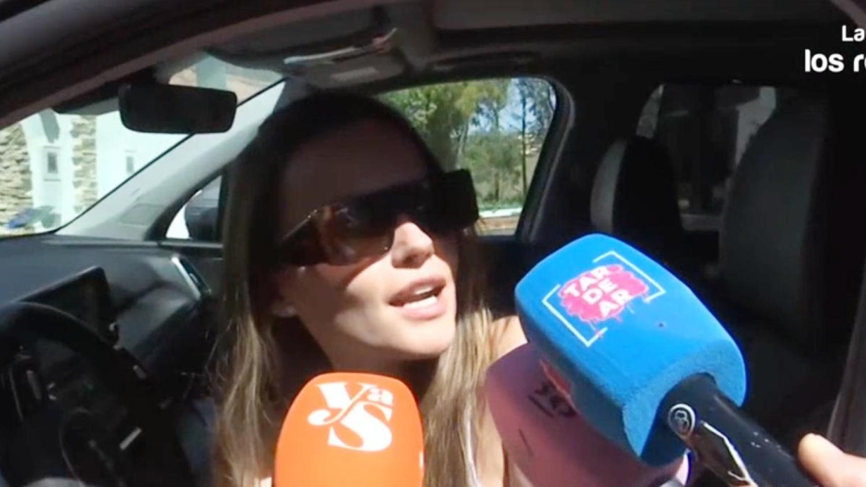 Melody atiende a los medios a las puertas de su casa de Mijas (Málaga).