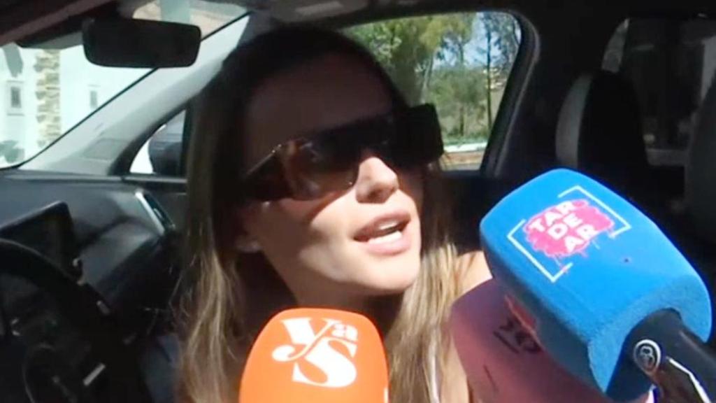 Melody atiende a los medios a las puertas de su casa de Mijas (Málaga).