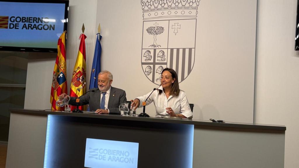 La consejera de Bienestar Social y Familia del Gobierno de Aragón, Carmen Susín, y el gerente del Instituto Aragonés de Servicios Sociales, Ángel Val