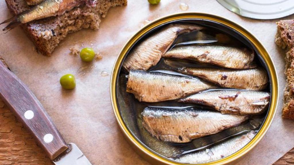 Aperitivo a base de sardinas en conserva en aceite de oliva.