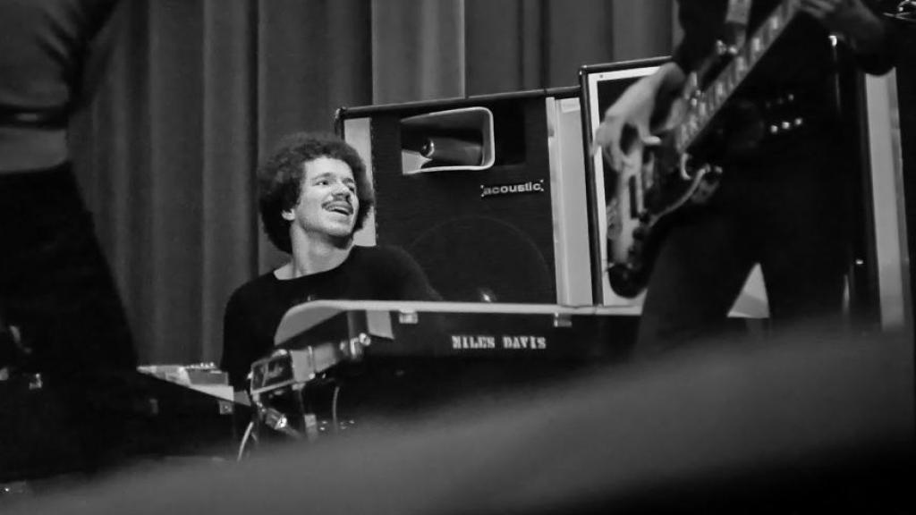 Keith Jarrett tocando con Miles Davies el 18 de noviembre de 1971. Foto: WikiMedia Commons